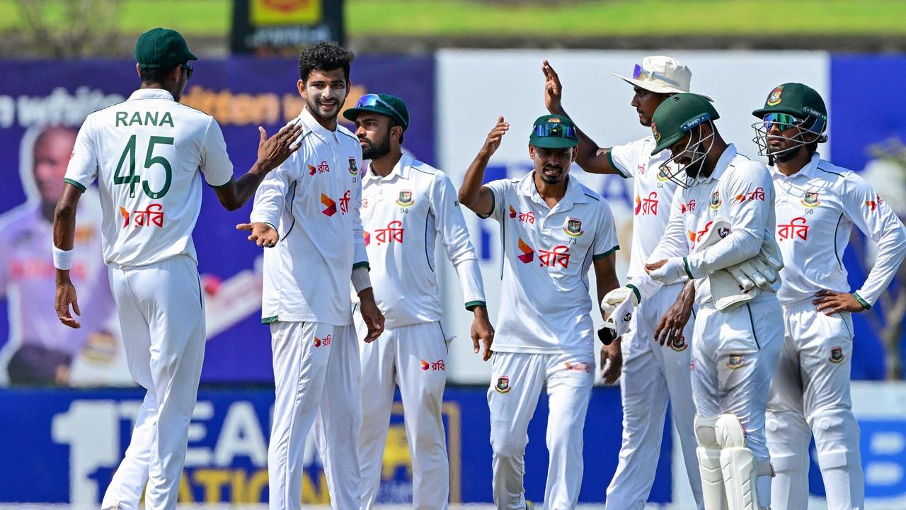 চতুর্থ দিনের সকালেই টাইগারদের জোড়া আঘাত